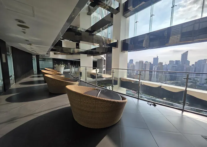 Sunset With View, Big Balcony, Gym, Fast Wifi, Netflix Apartment *
